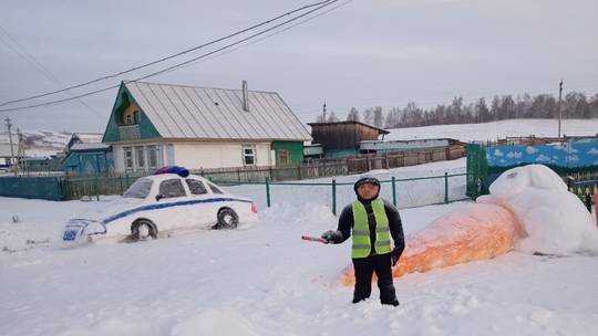 Pengemudi Mabuk Ketakutan dengan Patung Polisi dari Salju