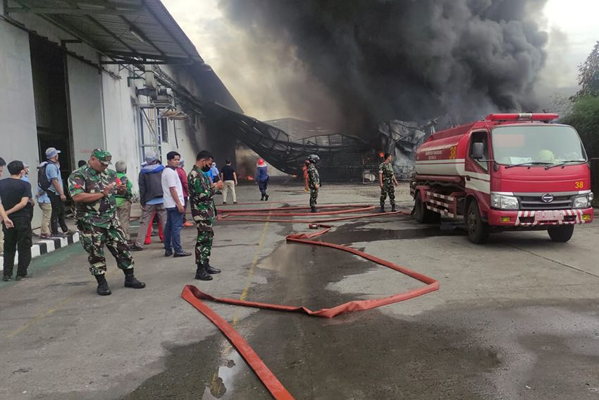 Kebakaran Hebat Pabrik Plastik di Curug Tangerang, Warga Panik
