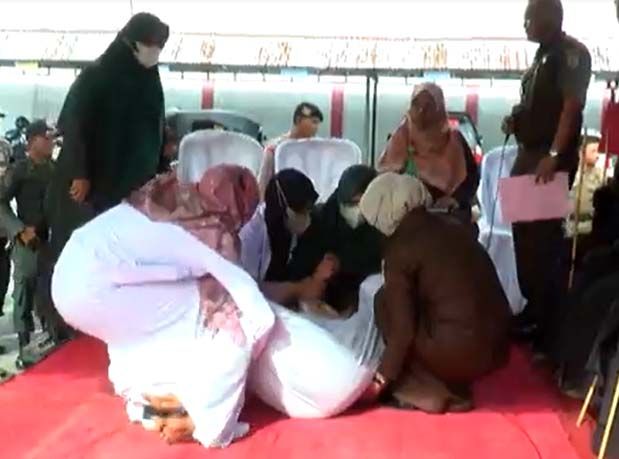 Wanita Terpidana Kasus Zina Pingsan Setelah Dicambuk 100 Kali di Aceh