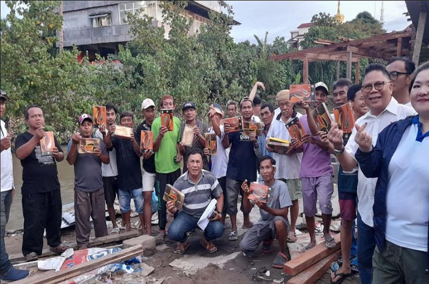 DPP Partai Perindo Salurkan Bantuan Kain Sarung bagi Korban Banjir di Ternate Baru