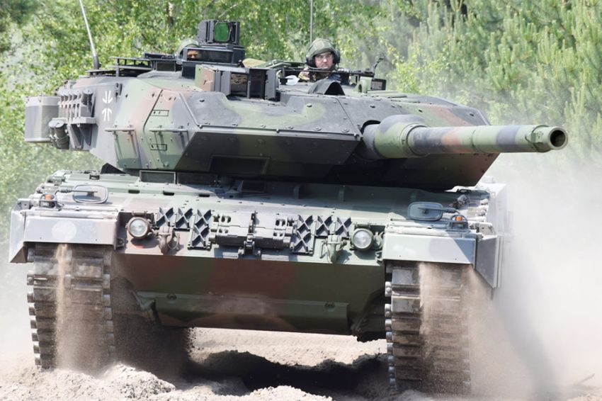 Anggota NATO Kritik Pengiriman Tank ke Ukraina