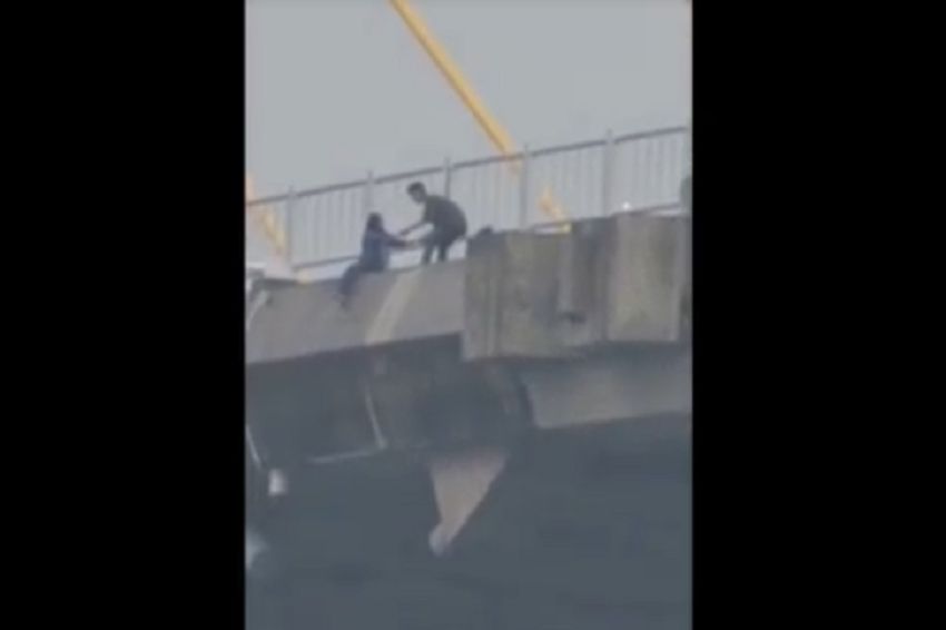 Heroik! Seorang Pria Terekam Selamatkan Wanita saat Hendak Bunuh Diri di Jembatan Bahtera Mas