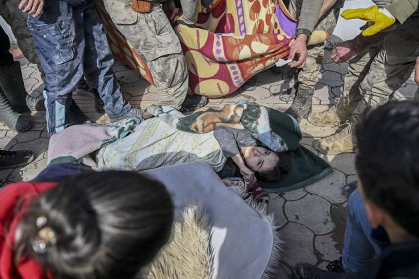 33 Jam Terjebak di Bawah Reruntuhan, Ibu dan 2 Putrinya Berhasil Diselamatkan