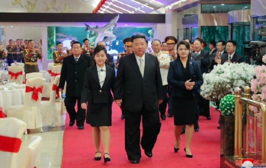 Kim Jong-un Hadiri Perjamuan Militer Bersama Istri dan Putrinya
