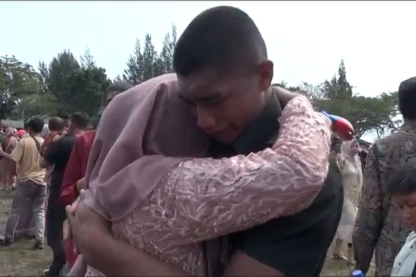 Tangis Haru Petani Pecah di Lapangan Rindam Iskandar Muda, Saksikan Anak Berseragam TNI AD