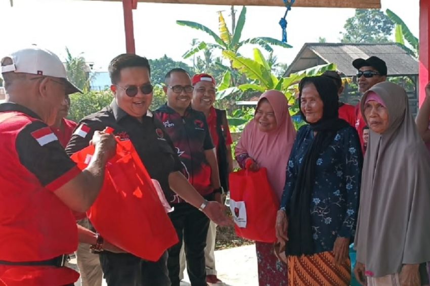 Aksi Sosial DPC PDI Perjuangan Kutai Kartanegara Bersih-bersih Rumah Ibadah Bersama Rakyat Samboja