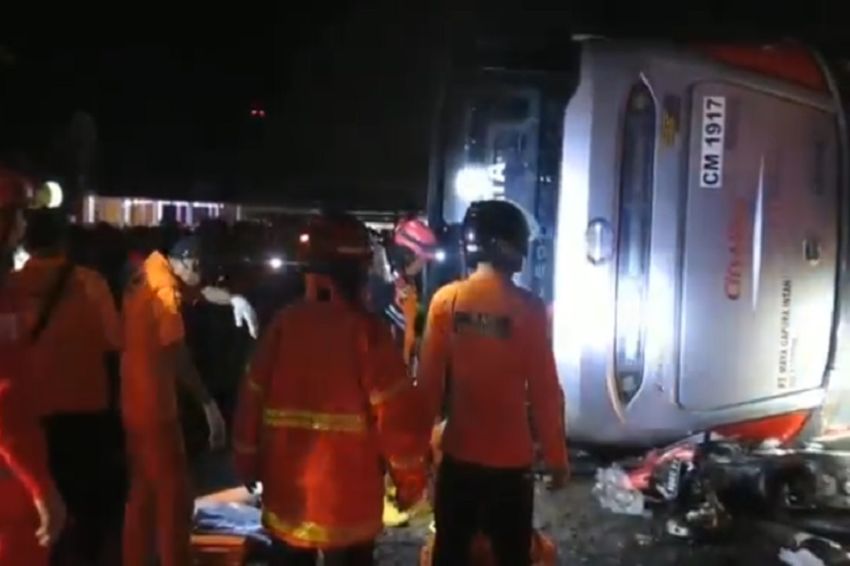 Bus Pariwisata Terguling Timpa 2 Pemotor, 1 Tewas dan Belasan Terluka