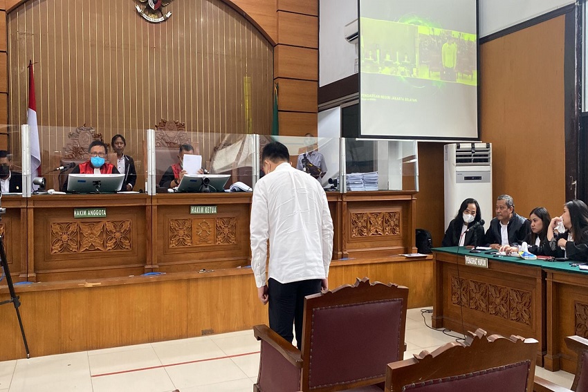 Ricky Rizal Wibowo Hormat ke Hakim Usai Divonis Hukuman 13 Tahun Penjara