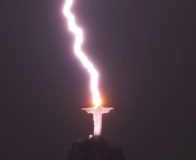 Apakah Patung Yesus Kristus di Brasil Dilengkapi Penangkal Petir? Ini Faktanya