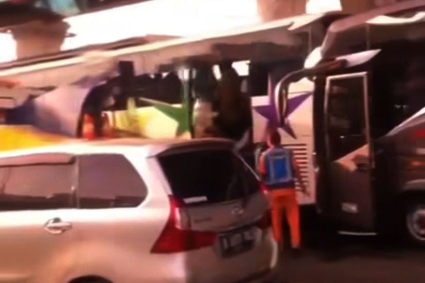 Bus SMPN 4 Tangerang Tabrakan Beruntun di Tol Japek, Siswa Alami Luka