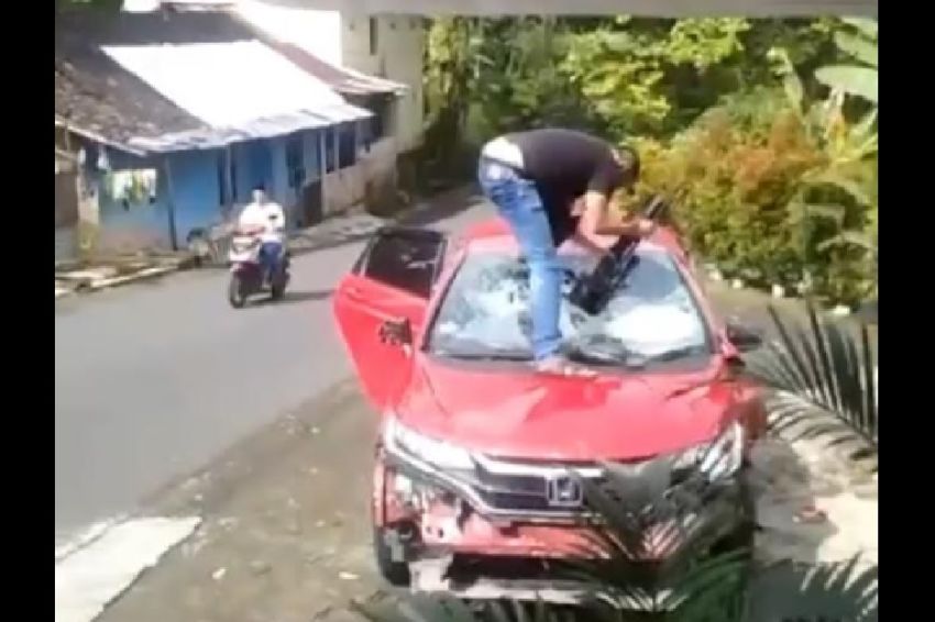 Heboh! Anggota Polda Jateng Ngamuk, Pecahkan Kaca Mobil dengan Senapan