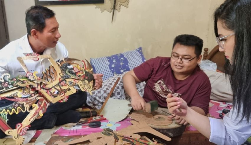 Diangkat Anak Asuh Oleh Ketua Perindo Jateng, Pemuda Difabel Pembuat Wayang Sangat Bersyukur