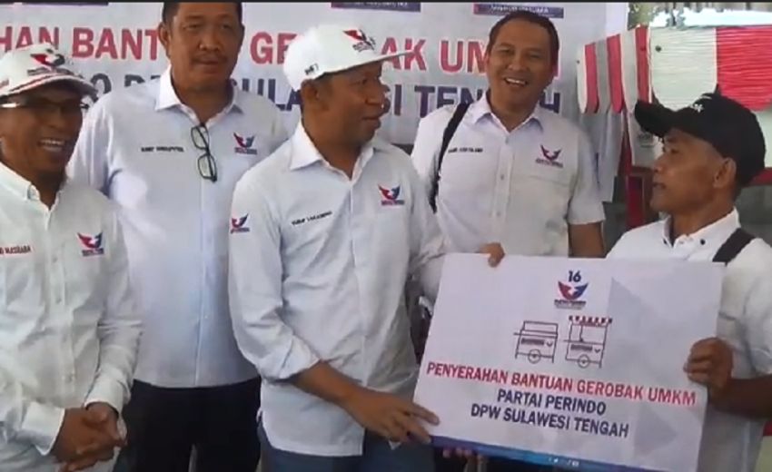Serahkan Bantuan Gerobak ke Pedagang, Ini Pesan Ketua DPW Partai Perindo Sulawesi Tengah