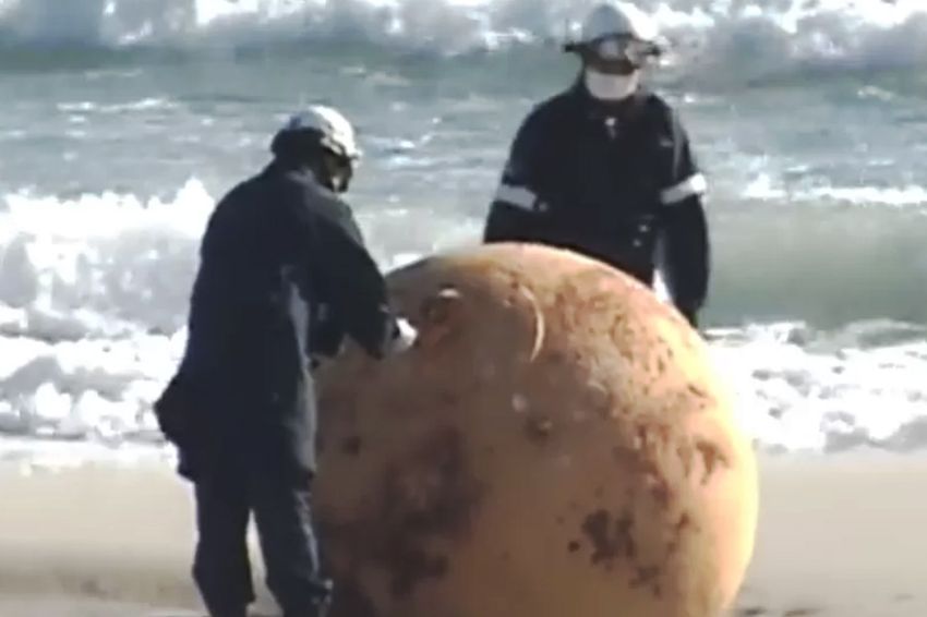 Penemuan Bola Logam Misterius di Pantai Gegerkan Jepang