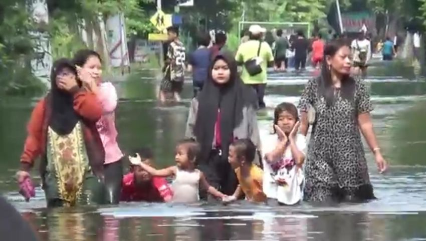 Banjir Gresik Meluas, 5 Kecamatan Terendam akibat Tanggul Sungai Jebol