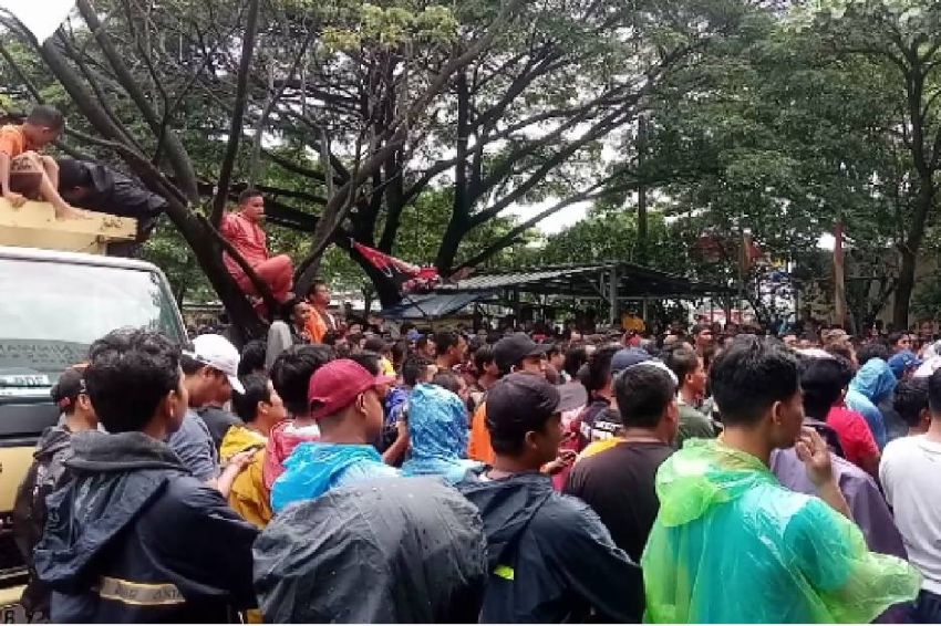 Banjir Tak Kunjung Surut, Ribuan Warga Geruduk Kantor Pemasaran PNR Bekasi