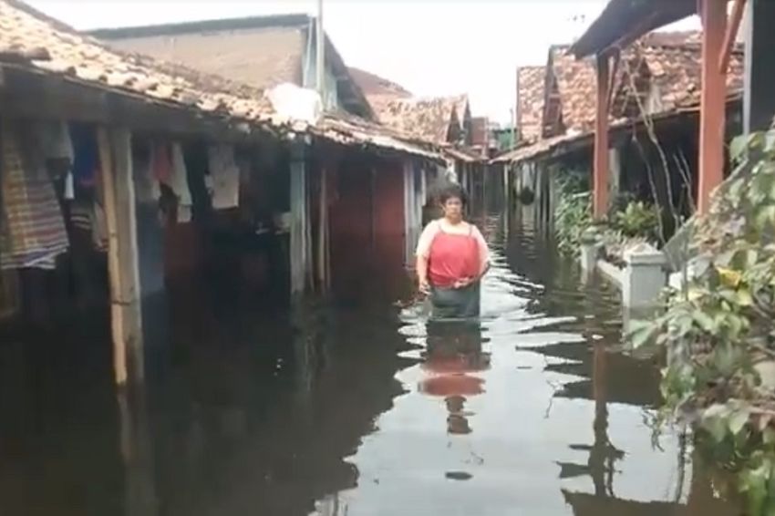 Banjir Menggenangi Ratusan Rumah di Pekalongan, Warga Berdesakan di Pengungsian