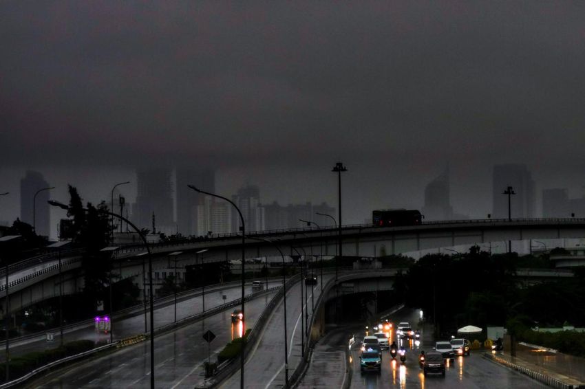 Prakiraan Cuaca BMKG: Waspada Hujan Disertai Angin Kencang, 3 Wilayah Jakarta Siaga Banjir