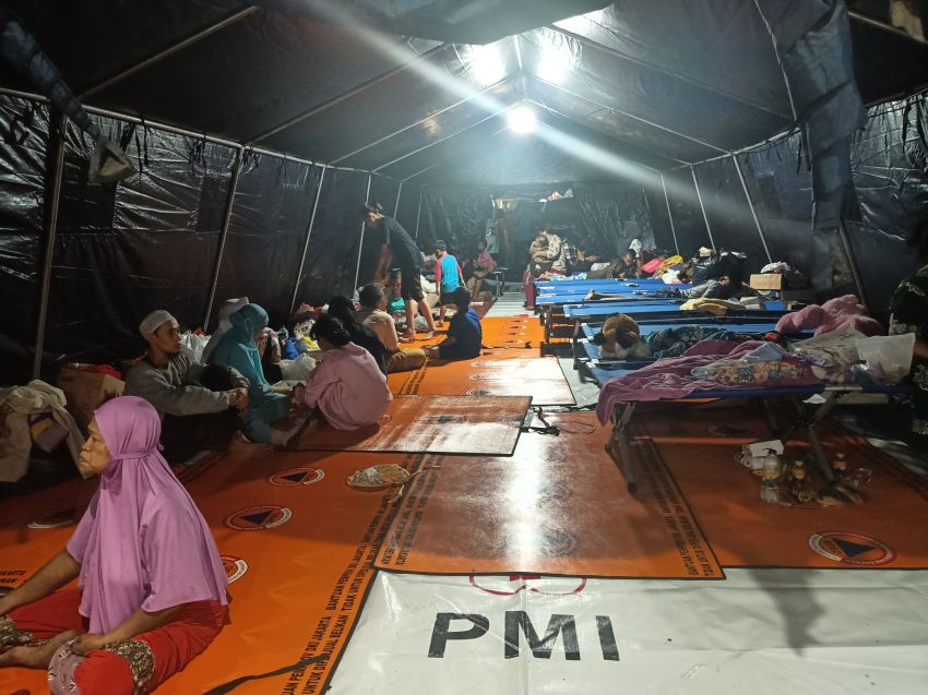 Penampakan Malam Kedua Korban Kebakaran Depo Pertamina Plumpang di Tenda Pengungsian