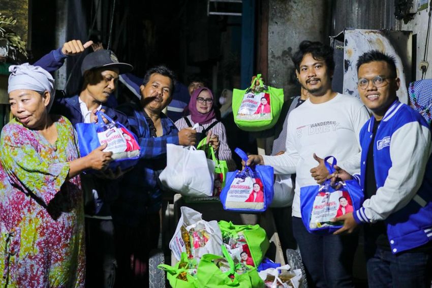 Relawan Satset Bagikan Ratusan Paket Sembako ke Korban Kebakaran Pertamina Plumpang
