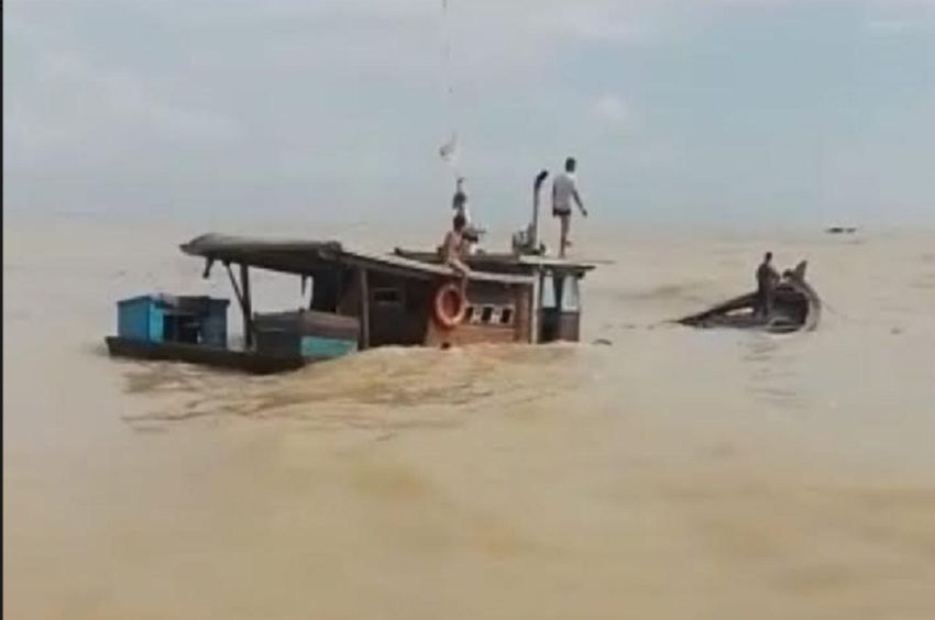 Dihajar Ombak, Kapal Pengangkut Buah Sawit di Tanjab Tenggelam