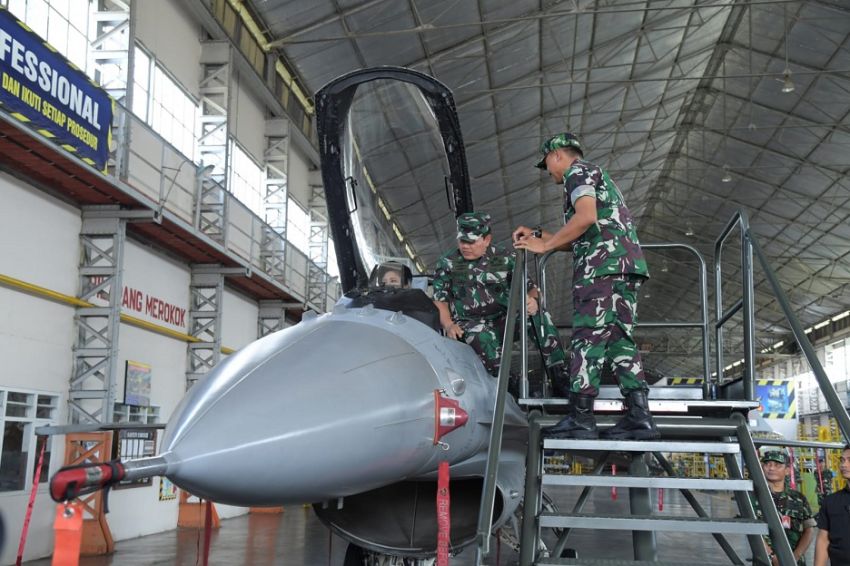 KSAU Bersama Panglima TNI Tinjau Program Falcon Star eMLU F-16 di Lanud Iswahjudi
