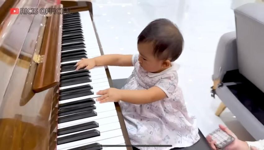 Ria Ricis Kaget Moana Bisa Main Piano, Netizen: Lagu Danur Bukan Sih?