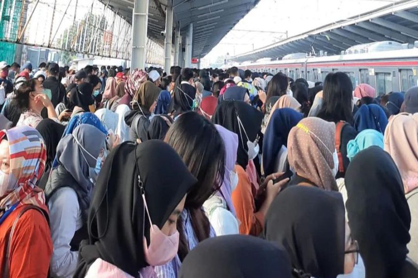 KRL Nambo-Jakarta Kota Gangguan Teknis, Penumpang Menumpuk di Stasiun Depok