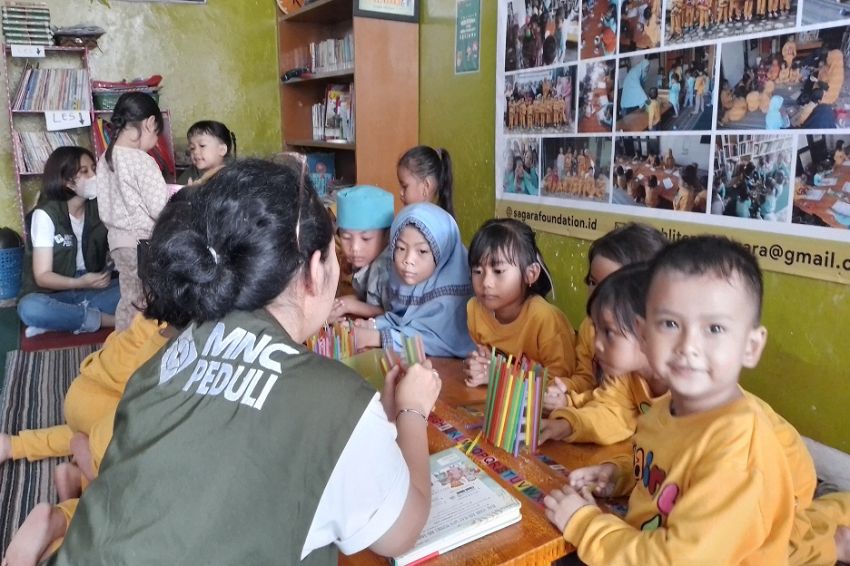 Meriah! MNC Peduli Bacakan Dongeng untuk Anak-anak di Rumah Literasi Sagara Cianjur