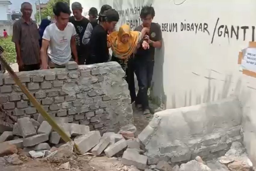 Pensiunan Kolonel TNI Tutup Jalan Pakai Tembok, Warga di Medan Kelimpungan