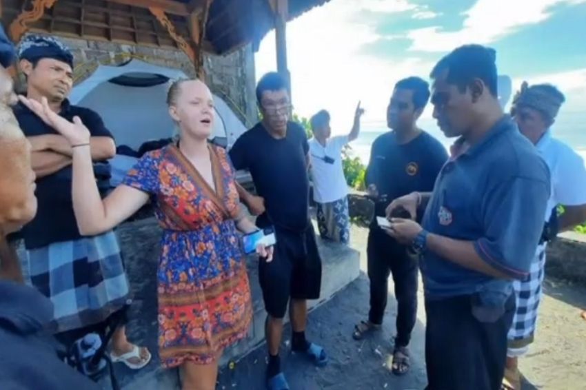Bule Bentak Pecalang di Bali Ternyata Kehabisan Uang dan Ajak Teman Wanita Kemah di Pantai