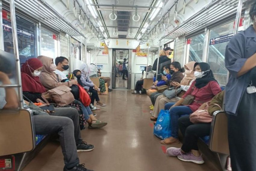 Buka Puasa Ramadan Boleh Makan dan Minum di KRL Commuter Line