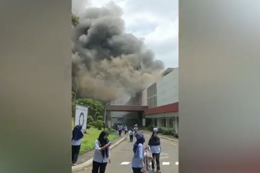Pabrik Tekstil di Purwakarta Terbakar, Karyawan Panik Berhamburan