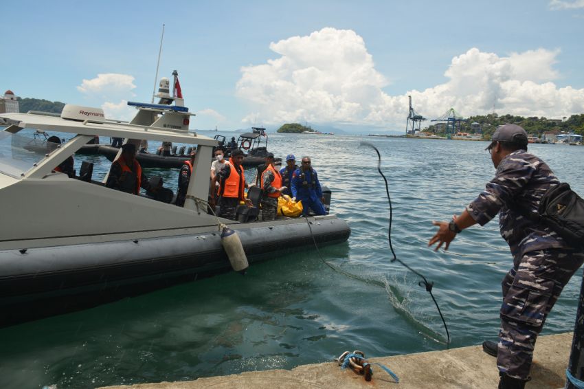 Sea Rider Satrol Lantamal X Jayapura Evakuasi Nelayan Tewas Tenggelam di Perairan Holtekamp