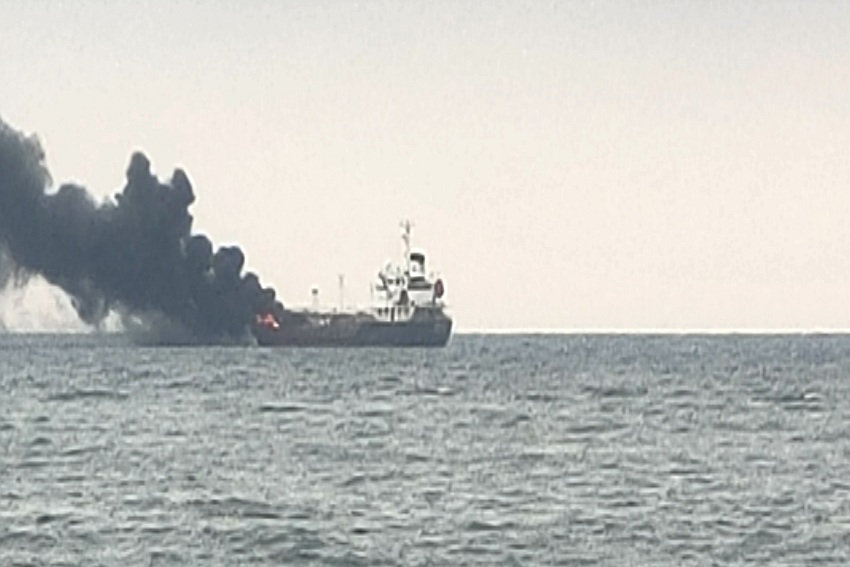 Kapal Tongkang Angkut BBM Terbakar di Pantai Ampenan