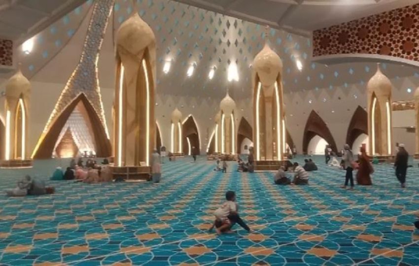 Kegembiraan Warga Buka Puasa di Masjid Raya Al Jabbar