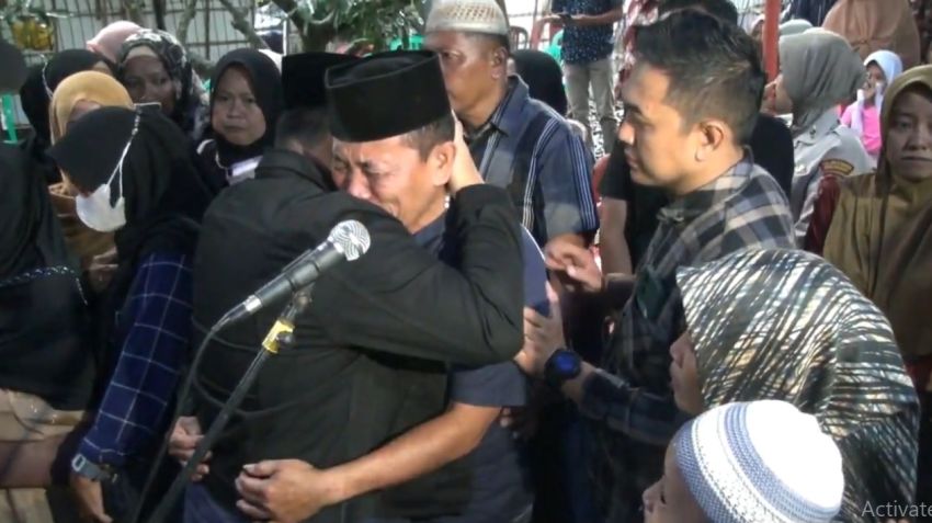 Tangis Ayah Briptu RF Pecah di Pelukan Kapolda Gorontalo Sambut Jenazah Anaknya yang Tewas Tertembak