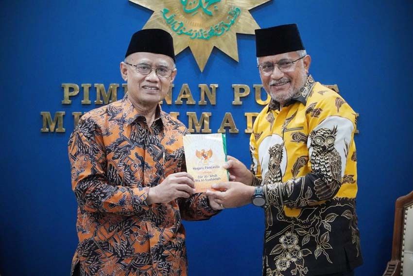 Muhammadiyah Berikan Kadensus 88 Buku Darul Ahdi Wa Syahadah