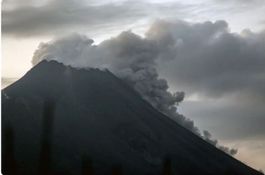 Gunung Merapi Luncurkan 29 Kali Lava Pijar, BPPTKG: Paling Jauh 1.800 Meter, Masih Level 3