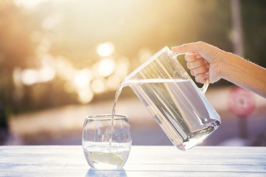 Deretan Manfaat Minum Air Putih yang Cukup saat Puasa,