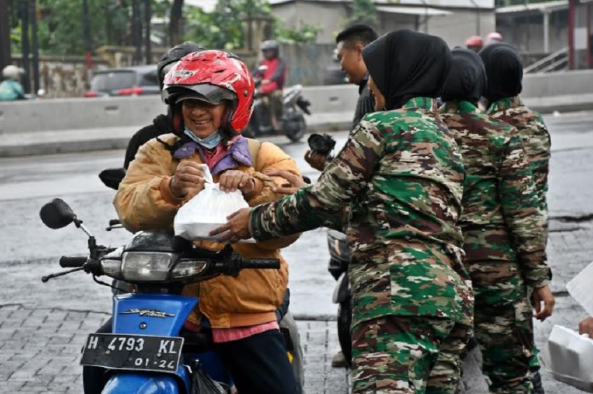 Ibu-ibu Tentara Berseragam Loreng Cegat Pemotor, Bagikan Takjil di Terminal Banyumanik