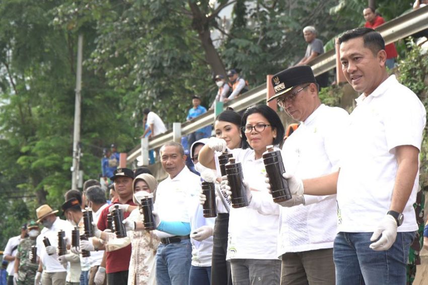 Rayakan HUT Ke-122, Pegadaian Bersih-bersih Sungai Ciliwung Jakarta