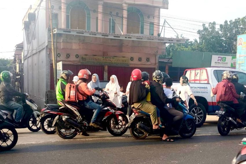 Berbagi di Bulan Ramadan, Kartini Perindo Riau Bagikan Takjil untuk Warga Pekanbaru