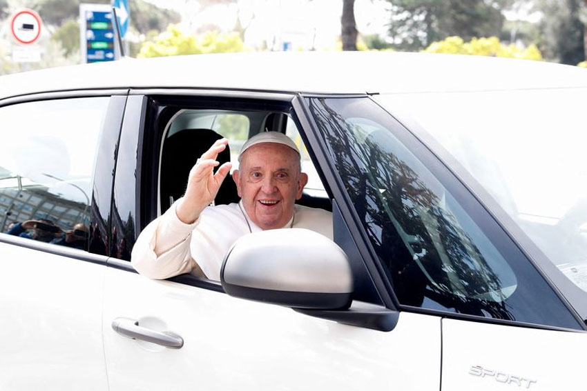 Tinggalkan Rumah Sakit, Paus Francis: Saya Masih Hidup