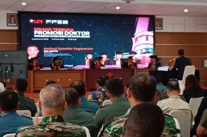 Temukan Model Peningkatan Kinerja Militer, Stafsus Kasad Raih Gelar Doktor Manajemen UPI
