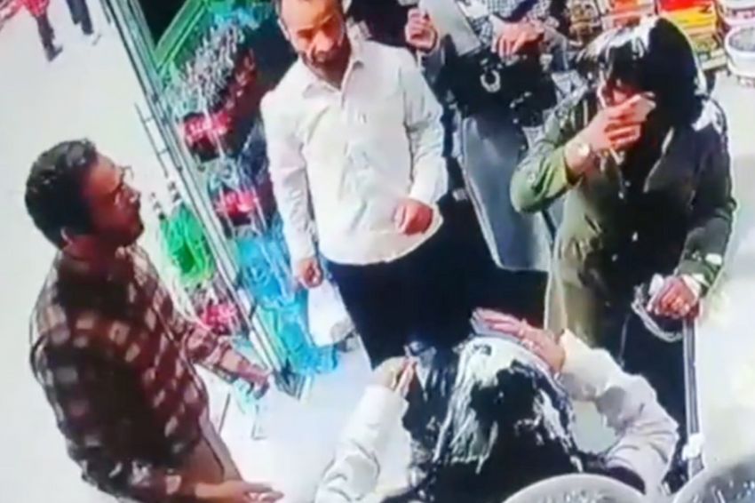 Jadi Korban Penyiraman Yoghurt, Dua Wanita Iran Malah Ditangkap karena Tak Berjilbab