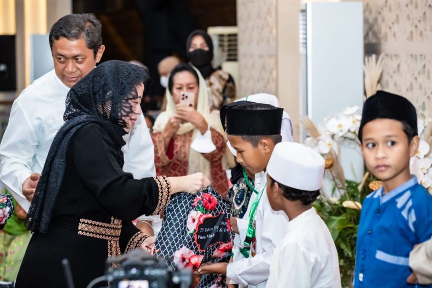 Dihadiri Megawati, Puan Maharani Bagikan Santunan kepada Anak Yatim Piatu di Masjid At-Taufiq