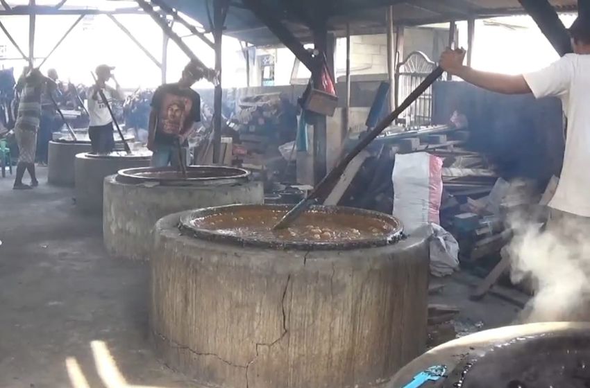 Rezeki Melimpah Produsen Dodol Betawi di Bulan Ramadan