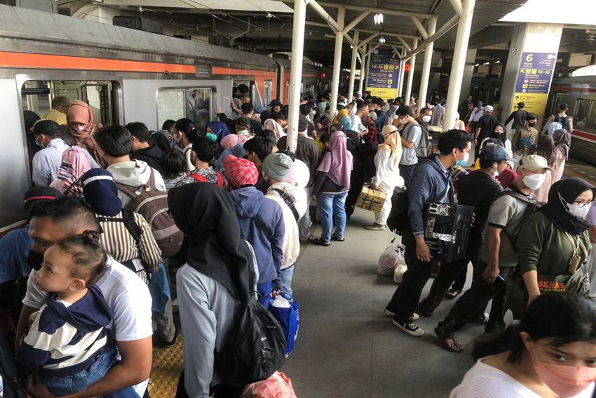 Ada Gangguan Wesel, Penumpang KRL di Stasiun Manggarai Menumpuk