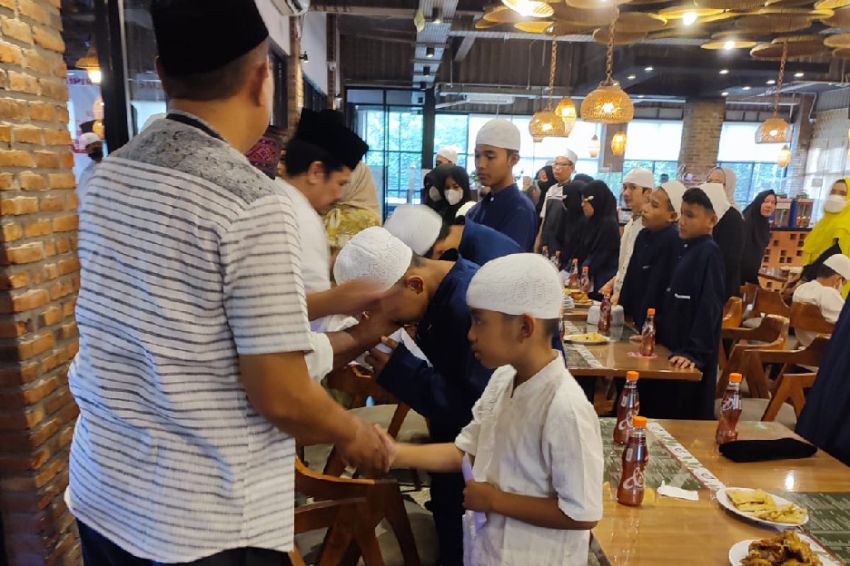 Sipirok Bersaudara Ajak Puluhan Anak Yatim Bukber di Restoran dan Berikan Santunan